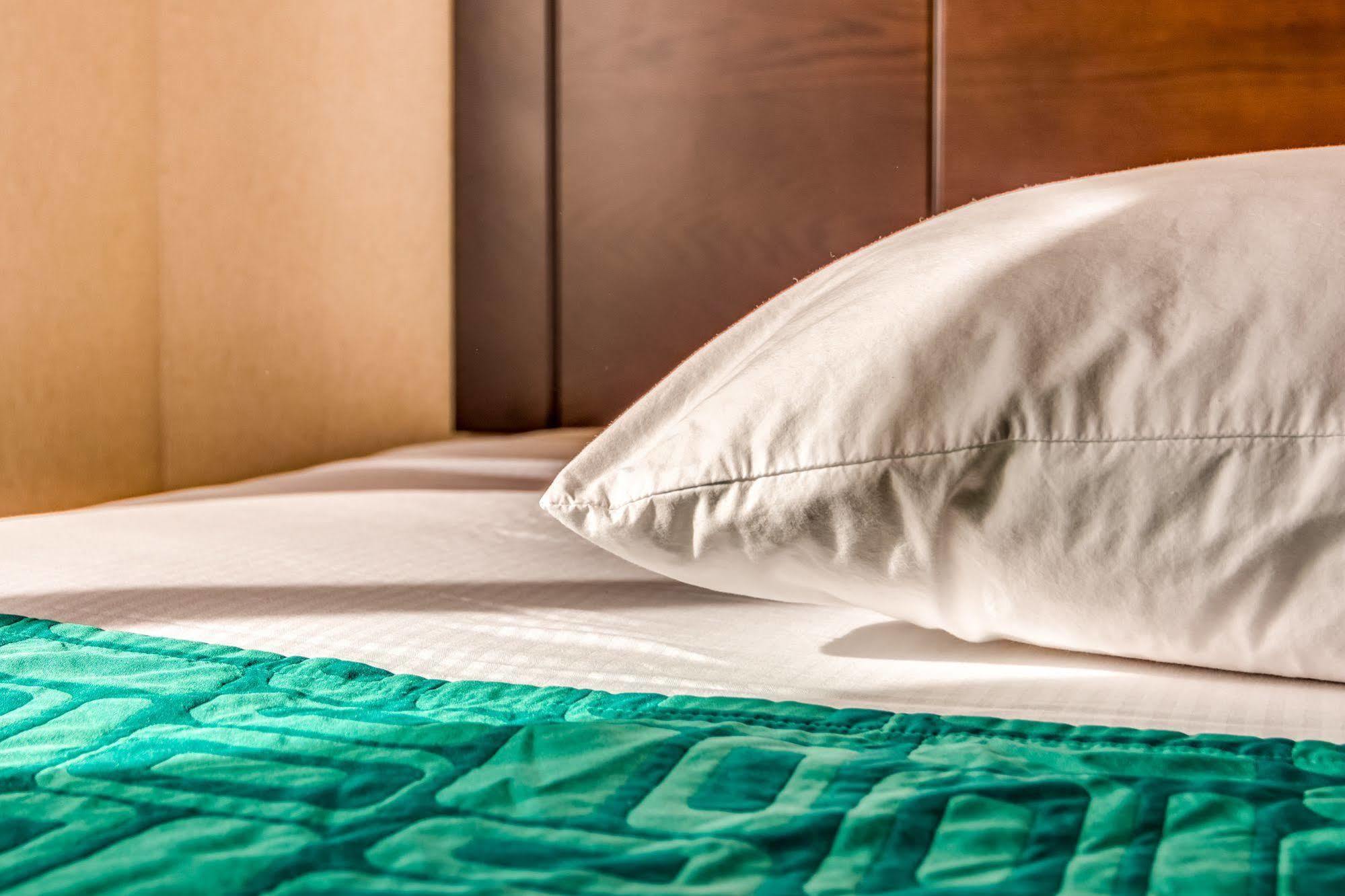 Howard Johnson By Wyndham Vancouver Hotel & Suites Exterior foto